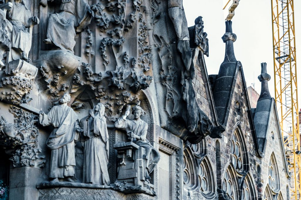 Steinfiguren in der Fassade der Sagrada Familia.
